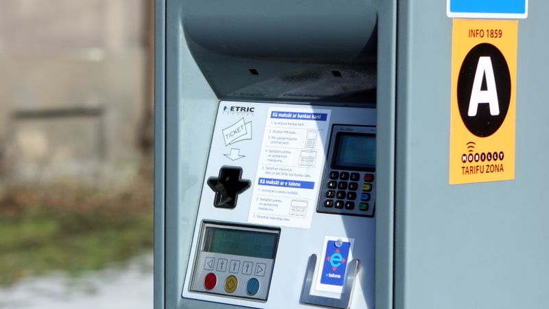 Jaunie autostāvvietu automāti sola rezervēt 20 latus no maksātāja kartes