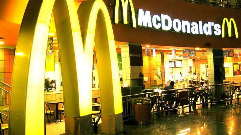 McDonald's darbinieki iesūdz uzņēmumu tiesā par algu zagšanu