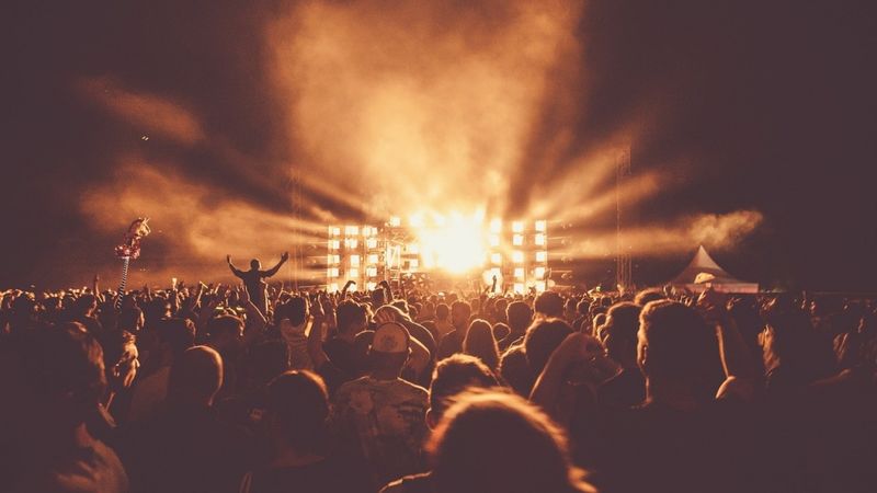 Vasaras mūzikas festivālu rīkotāji piesardzīgi vēro situāciju