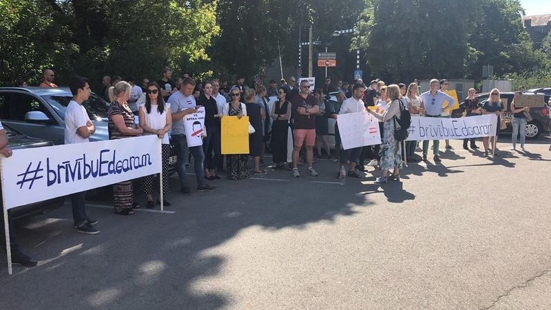 Apcietinātā Vairāk saules IT speciālista atbalsta akcijā pulcējušies apmēram 60 cilvēku