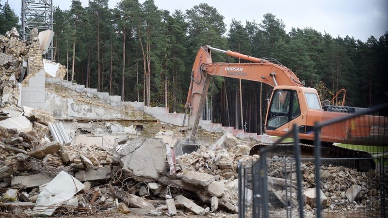 FOTO: Turpinās Mežaparka Lielās estrādes nojaukšana