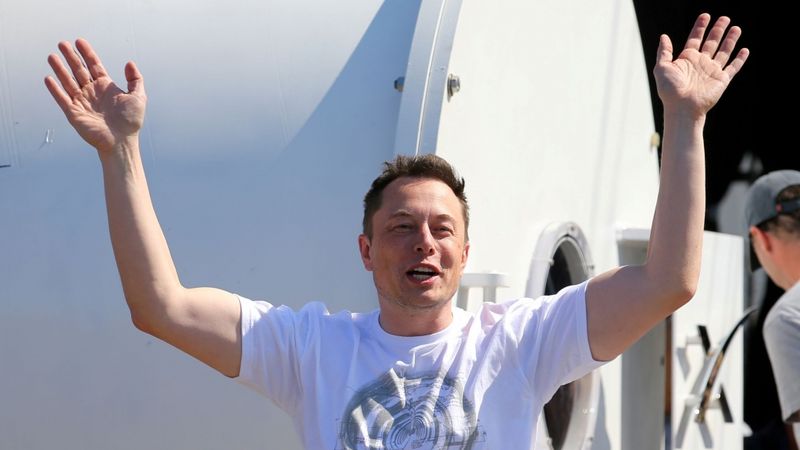 SpaceX paziņo par jaunu plānu nosūtīt tūristu ceļojumā ap Mēnesi