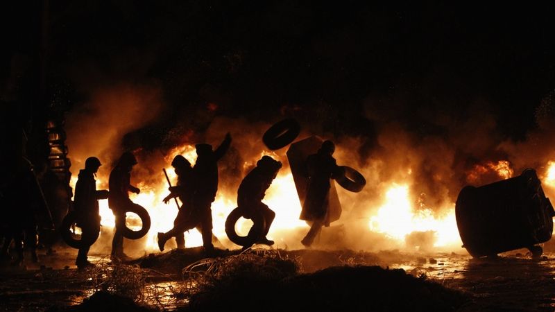 Opozīcija izsaka Janukovičam ultimātu; Kijevā līst asinis
