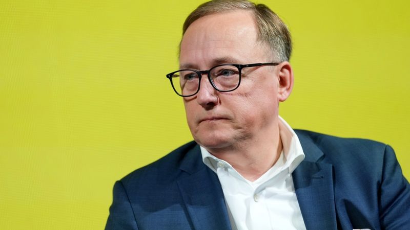 Kazāks: Solidaritātes maksājumu bankām labāk būtu saistīt ar kreditēšanu