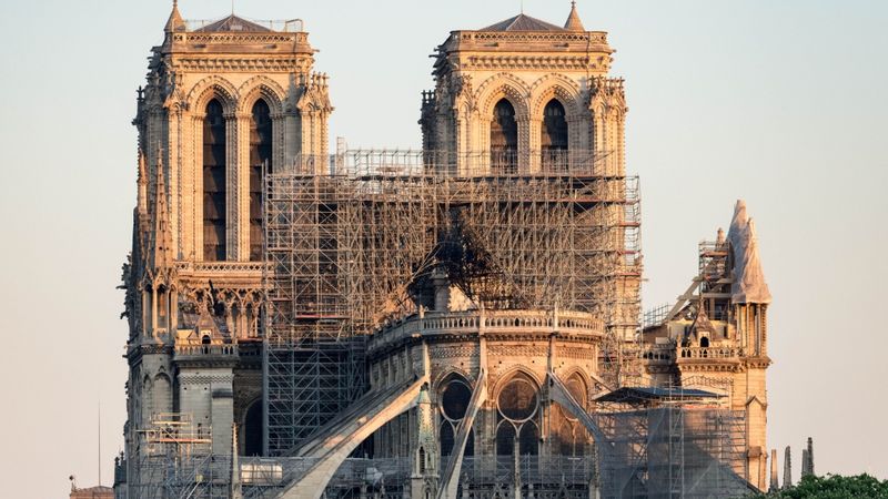Parīzes Dievmātes katedrāles restaurācijas strādnieki objektā smēķējuši
