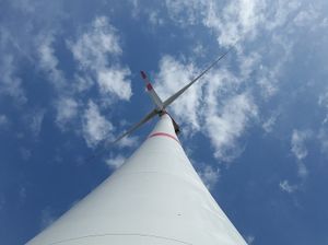 Dienvidkurzemes novadā svētdien nogāzusies vēja turbīna