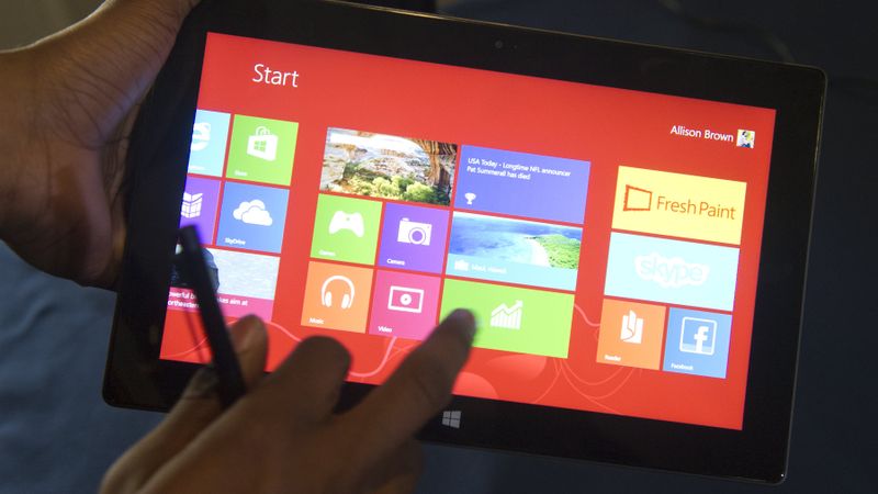 Microsoft akcionāri vaino kompāniju informācijas slēpšanā par Surface izgāšanos