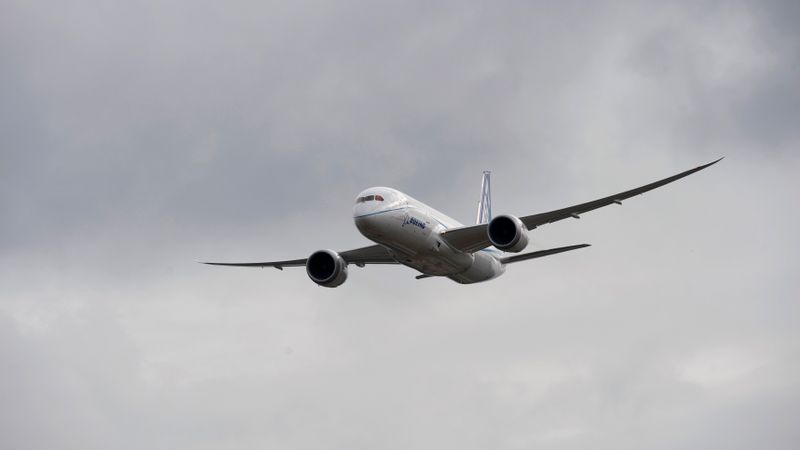 Dreamliner veic pirmo nosēšanos ārpus ASV