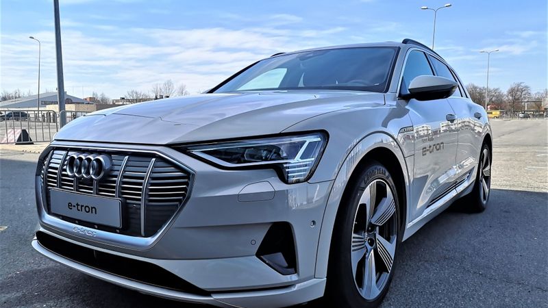 FOTO, VIDEO: Audi prezentē savu pirmo pilnībā elektrisko apvidus auto