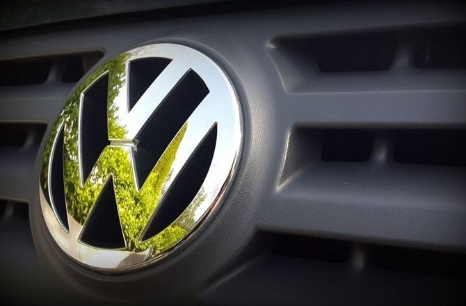 Volkswagen likvidēs 100 000 darbavietu