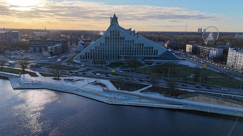 FOTO: Par 20,8 miljoniem eiro pārbūvēta Mūkusalas ielas krasta promenāde