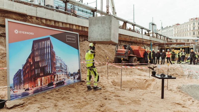 FOTO: Rīgas centrā ielikts pamatakmens 55 miljonus eiro vērtam biroju centram