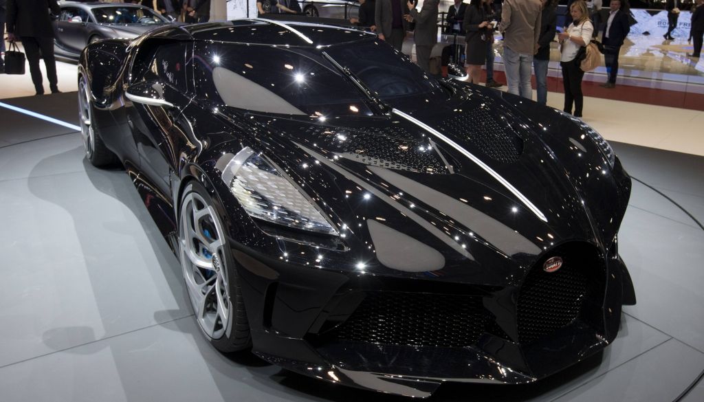 FOTO: Bugatti izveidojis pasaulē dārgāko automašīnu