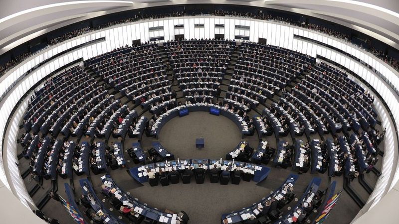 Eiropas Parlaments apstiprina ES daudzgadu budžetu