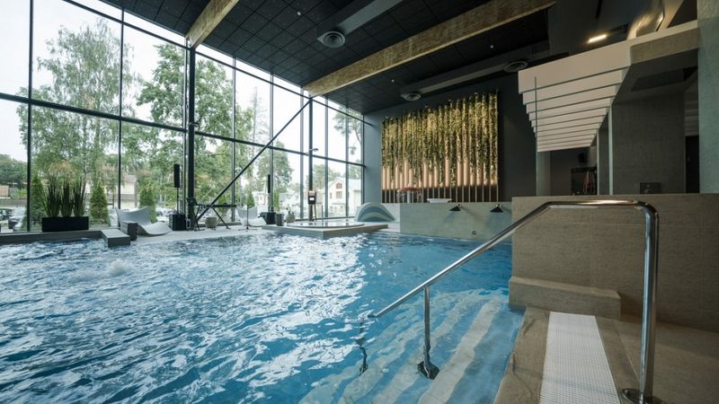 FOTO: Atklāts rekonstruētais Welness Oasis saunu un baseinu centrs