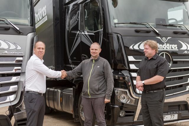 Pirmos divus jaunos Mercedes-Benz Actros saņem uzņēmums Indāres