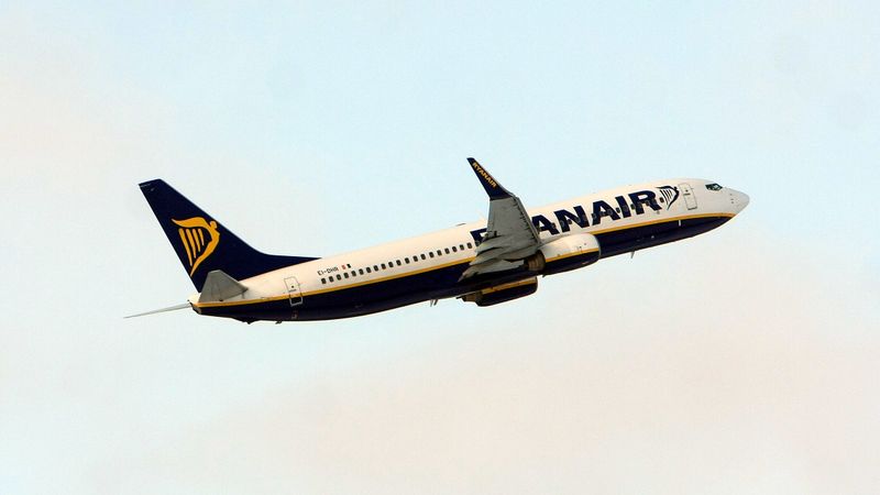 Ryanair lidmašīna nosēžas, neziņojot par to lidostai