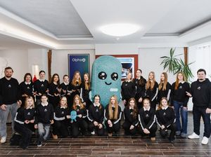 U18 hokeja izlases jaunietes iepazīst zāļu ražošanas uzņēmuma Olpha ikdienu