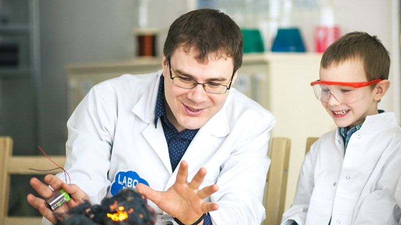 No skolotāja par uzņēmēju - izveido Laboratorium Zinātnes skolu