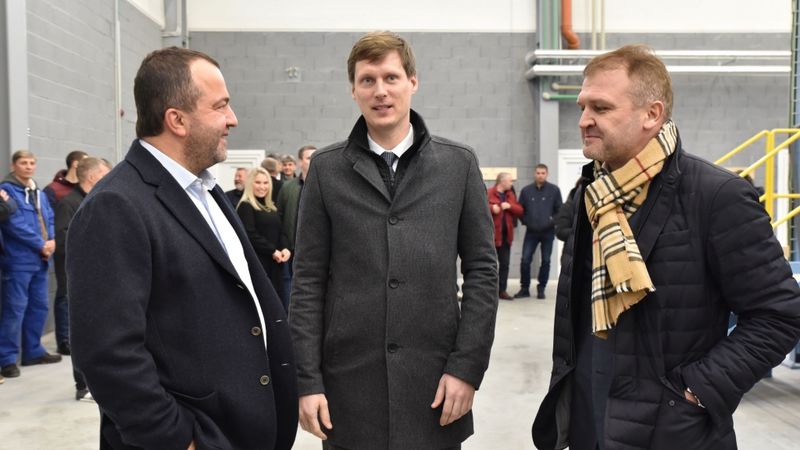 FOTO: Krustpils lidlaukā sāk ražot finieri