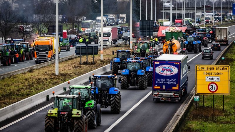Nīderlandē simtiem protestējošu lauksaimnieku bloķē automaģistrāles