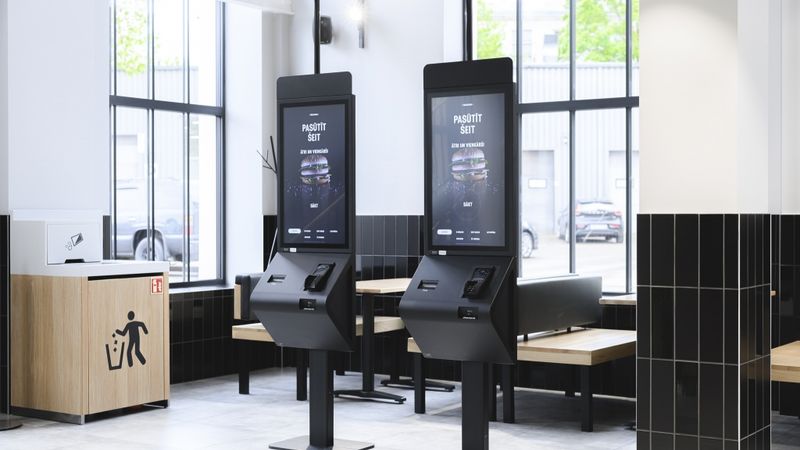 Investējot 1,5 miljonus eiro, Hesburger ievieš digitālās pašapkalpošanās kases