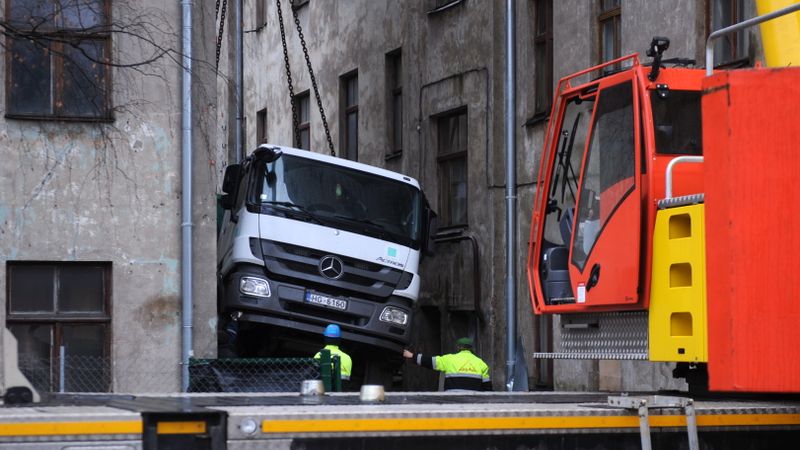 Rīgas pagalma iebrauktuvē iebrukusi kravas automašīnas
