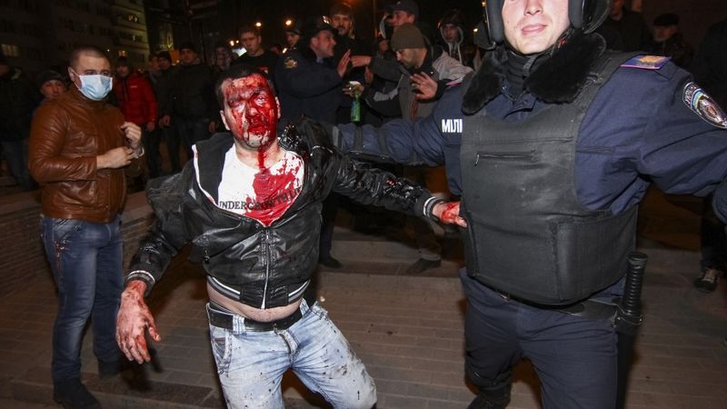 Ukrainā atsākās masu sadursmes; vismaz divi bojāgājušie