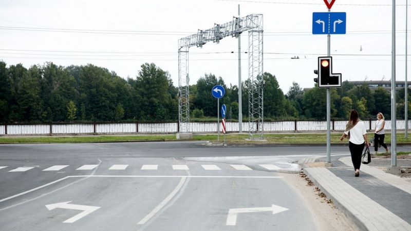 Pārdaugavā par 800 000 eiro izbūvēts viedierīcēm aprīkots krustojums