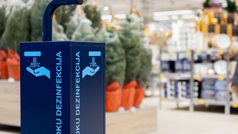 Bezkontakta dezinfektoru ierīkošanā Maxima investē 63 000 eiro