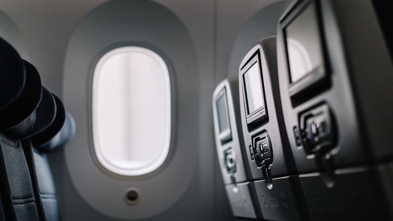 Skandināvijas aviokompānijas reģionālajos reisos atceļ prasību valkāt maskas