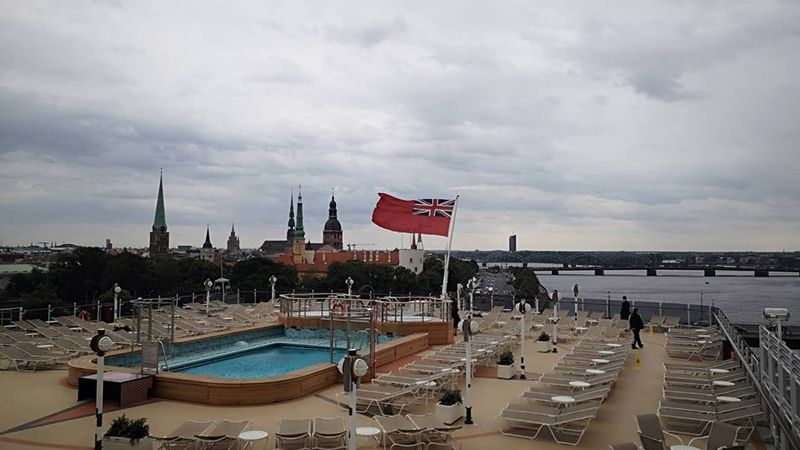 FOTO: Rīgā pirmo reizi piestājis luksusa kruīza kuģis Queen Elizabeth