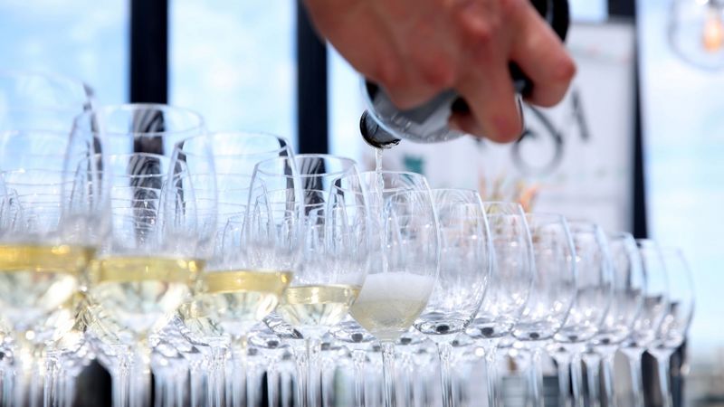 Uz alkoholisko dzērienu pudelēm izvietos informāciju par sastāvu un uzturvērtību