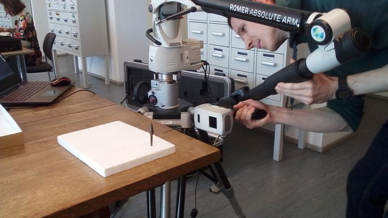 FOTO: Izgatavo 3D replikas Latvijas senvēstures artefaktiem