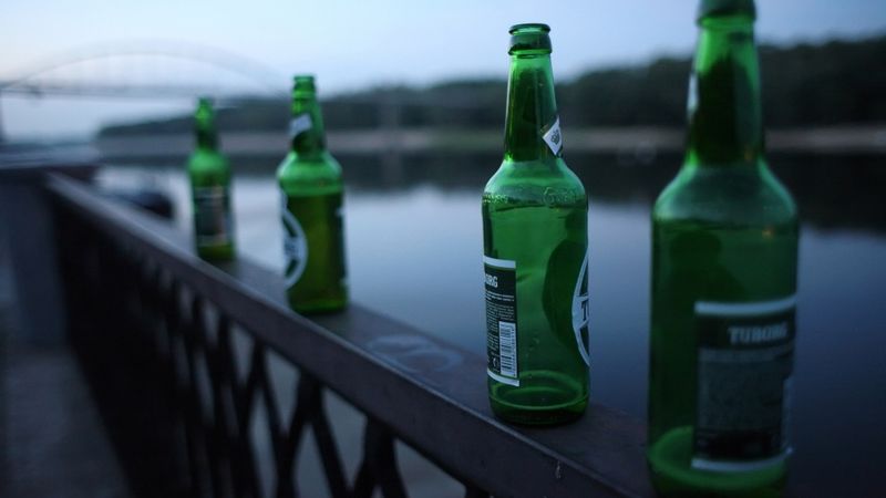 Daļā Latvijas vairs nebūs aizliegts atrasties publiskās vietās ar atvērtu alkohola iepakojumu