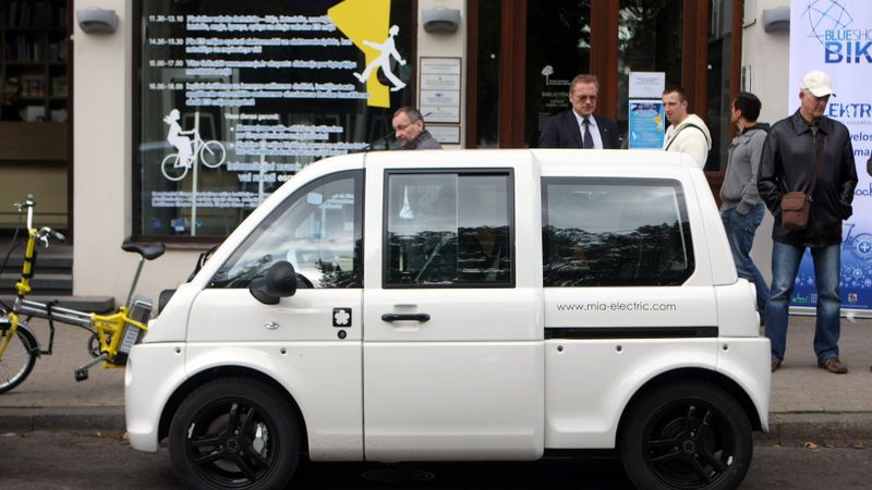 Rīdziniekiem piedāvā izmēģināt auto apgāšanās simulatoru un elektrovelosipēdu