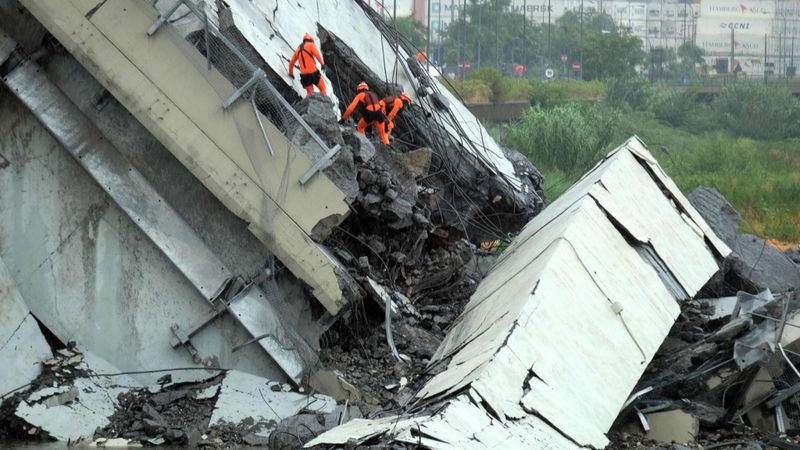 Papildināta - FOTO: Dženovā sagruvis autostrādes tilts