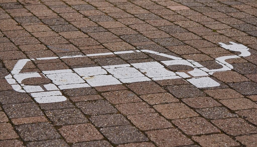 Rīgas satiksme iecerējusi paaugstināt stāvvietu cenas un ierobežot priekšrocības elektroauto