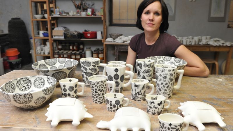 Mana pieredze: pašnodarbinātā veido un pārdod kaprīzo porcelānu