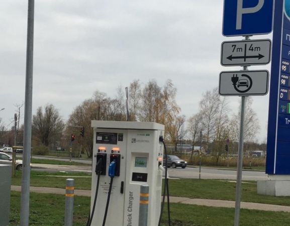 Neste stacijās sāk darboties elektroauto ātrās uzlādes punkti