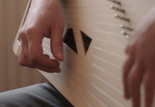 Piedāvā apgūt kokles spēli, neizejot no mājām