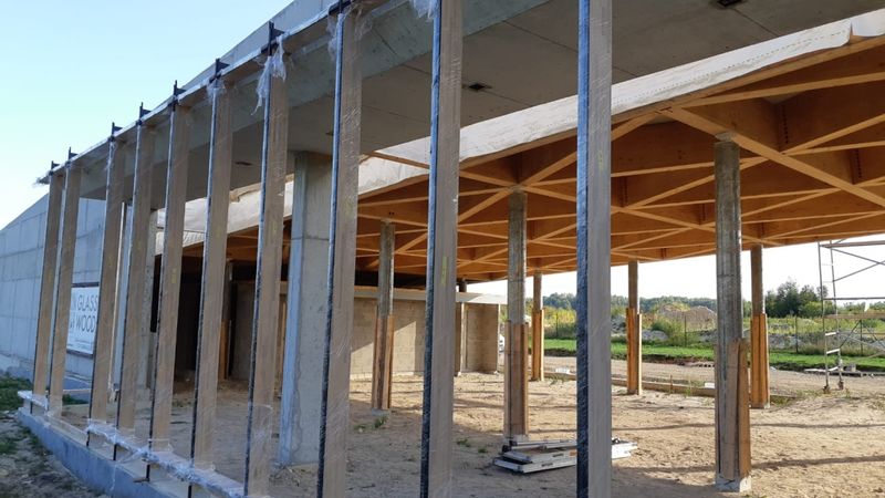 FOTO : Uzsākta Likteņdārza sabiedriskās ēkas stikloto konstrukciju montāža