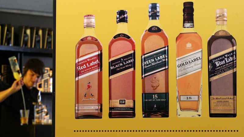 Johnnie Walker viskijs tiks pārdots papīra pudelēs