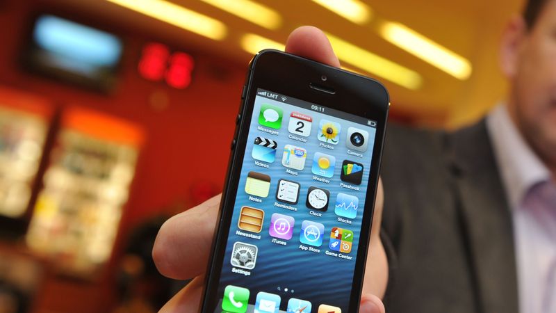 Papildināta – Rindā pēc jaunā iPhone 5 jau pieteikušies vairāki tūkstoši gribētāju