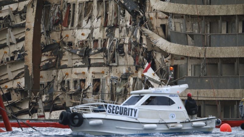Papildināta ar foto - Costa Concordia vraks pacelts peldus stāvoklī