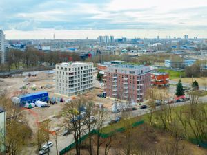 FOTO: Vītolu Parkā atzīmēti pirmo divu dzīvojamo ēku spāru svētki