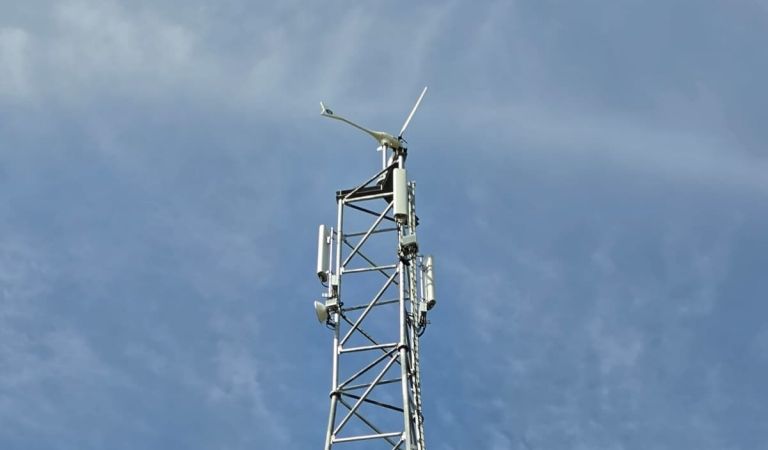 Latvijā uzstādīta pirmā no elektroapgādes neatkarīga mobilo sakaru bāzes stacija