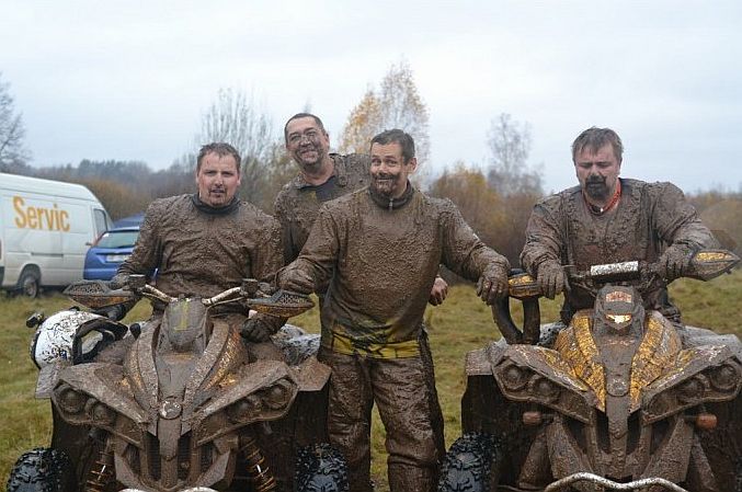 Aitu vietā laukā «ganās» motociklisti