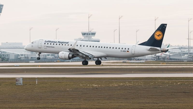 Lufthansa grupa līdz oktobrim atceļ 20 000 reisu