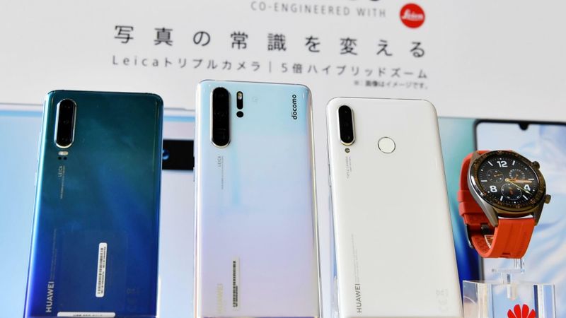 Japānas mobilo sakaru operatori apsver iespēju pārtraukt jaunu Huawei ierīču izplatīšanu
